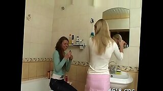 तीव्र मुठभेड़ों वाला लेस्बियन सेक्स वीडियो।