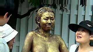 涂满油漆的惊人日本模特在户外进行性行为。