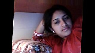 La bellezza Bangladeshi Sharmin si dedica a caldi atti sessuali.