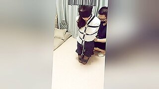 Zwoele Aziatische babe gekneveld en vastgebonden in BDSM-spel