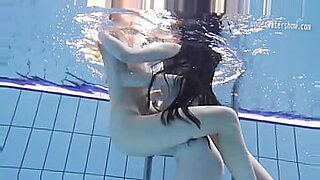 一个胸部弹跳的俄罗斯美女在热辣的展示中展示。