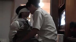 Przysłonięta amatorska Azjatka doświadcza brutalnej zabawy BDSM z doświadczonym partnerem.