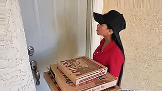 Culladh entrega pizza quente e sexo