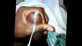 Un homme noir africain se fait plaisir jusqu'à l'orgasme