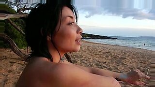 Rina Ellis wird wild im Freien mit hawaiianischen Pipispielen