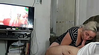 Pornô americano de qualidade de vídeo cristalino com sons compreensíveis.