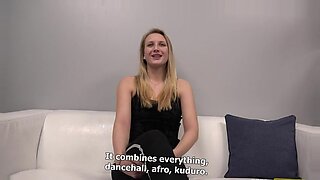 Kristyna, uma adolescente loira, recebe uma lição de boquete hardcore.