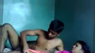 Os peitos grandes de Bhabi pulam enquanto ela se masturba na câmera