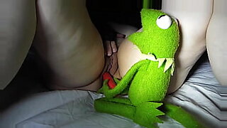 Przygoda Lemotif frog Mbour prowadzi do erotycznego spotkania.