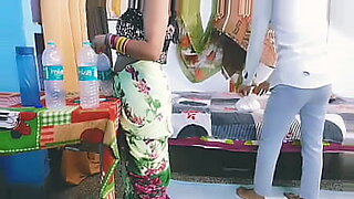 Η MILF bhabhi σαγηνεύει με αισθησιακό στριπτίζ και στοματικό σεξ