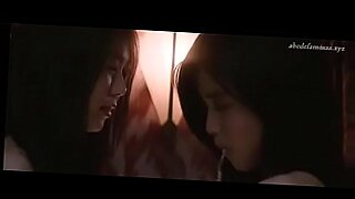 Dos mujeres coreanas exploran sus deseos y límites en una sesión caliente.