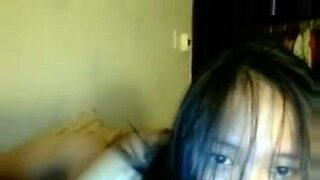Gadis Oriental Muda Mengungkapkan Payudara Kecilnya di Webcam