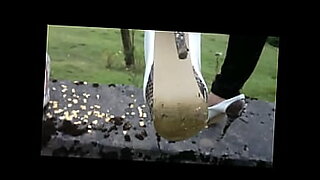 Video intenso de fetichismo de pies con tacones altos.
