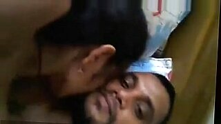 La séduisante Tamil RomeJulie92 dans une vidéo de sexe torride.