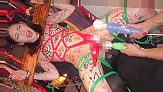 Azjatycka scena BDSM z użyciem zabawek i głębokiego gardła.