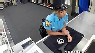 Una poliziotta sexy si lascia andare davanti alla telecamera.