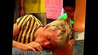 Um cara aproveita estar dormindo como um homossexual.