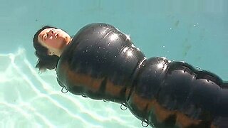 一个亚洲棕发女郎使用泳池玩具来获得快感。