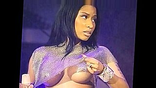 Nicki Minaj的露骨照片展示了她惊人的曲线和美丽。