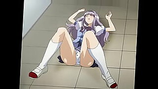 Postacie z anime odwiedzają publiczną toaletę, napotykając erotyczne niespodzianki.