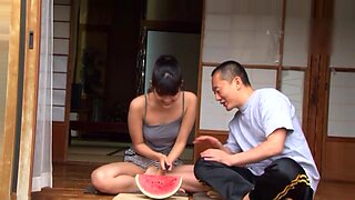 Japońska amatorka dostaje namiętną lekcję lodzika od swojego szefa.