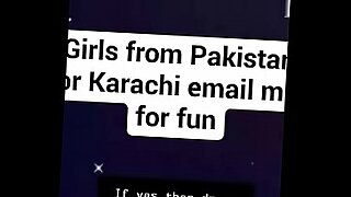 官能的なパキスタンの美女が、野生的なレズビアンセックスを楽しむ。