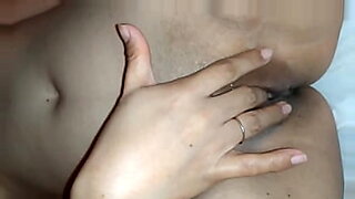 Shri Laka的感性视频展示了激情的性行为。