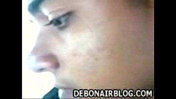 성숙한 쿠거 엄마가 숙련된 핸드잡을 제공하는 POV 비디오