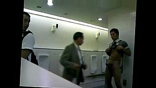 Japońscy gejowscy pracownicy biurowi uprawiają seks.
