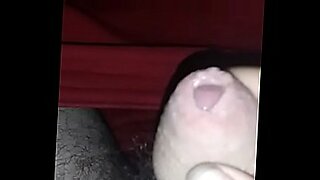 Wideo xxx przedstawia połykanie spermy i wybuchowe orgazmy.