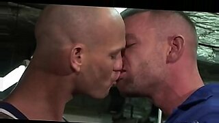 Gay apaixonado beijando de línguas