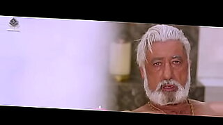 Gorące sceny Shakti Kapoor w filmie erotycznym.
