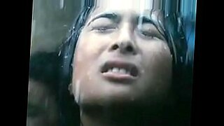 感性的なピナイ女優が、XXXビデオでエロティックな旅を探求する。
