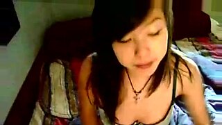 Nieśmiała, drobna azjatycka nastolatka odkrywa hardcore'owy seks z pasją.