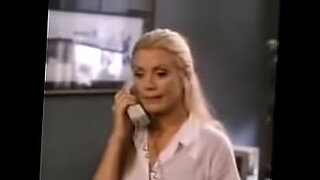 Pełny film z 1999 roku przedstawia gorący seks przez telefon.