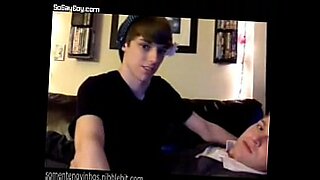 Młody gejowski chłopak występuje na kamerce internetowej.