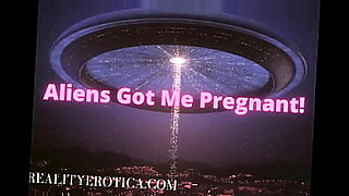 Alien babe Aria Electra terangsang oleh Van peminatnya.