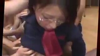 Gadis Asia dengan penuh semangat menelan air mani selepas seks.