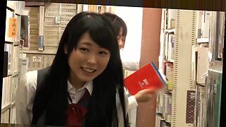 일본 너드는 털이 많은 아시아 미녀가 그룹 섹스에서 크림파이를 받는 것을 지켜봅니다.